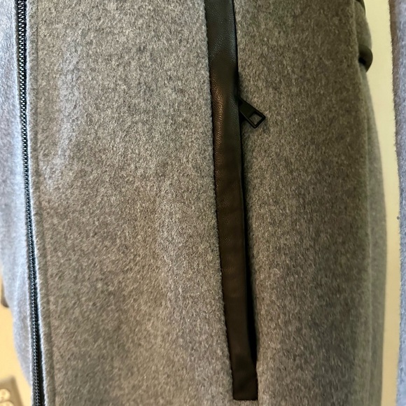 Winter coat by Soia&Kyo with convertible details. Size 4 - Picture 14 of 16